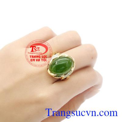 Ngọc nephrite hợp phong thủy, mang đến sự may mắn và bình an cho người dùng. Nhẫn vàng nephrite sang trọng.