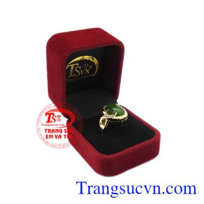 Sản phẩm bảo hành uy tín, giao hàng toàn quốc. Nhẫn vàng nephrite sang trọng