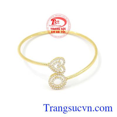 Vòng tay nữ yêu kiều được chế tác theo công nghệ Italy chất lượng, bắt mắt.