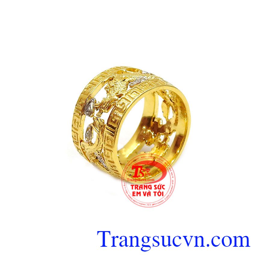 Nhẫn nam chạm khắc rồng là sản phẩm được chế tác tinh xảo, tỉ mỉ và sang trọng từ vàng 18k chuẩn chất lượng,Nhẫn nam chạm khắc rồng