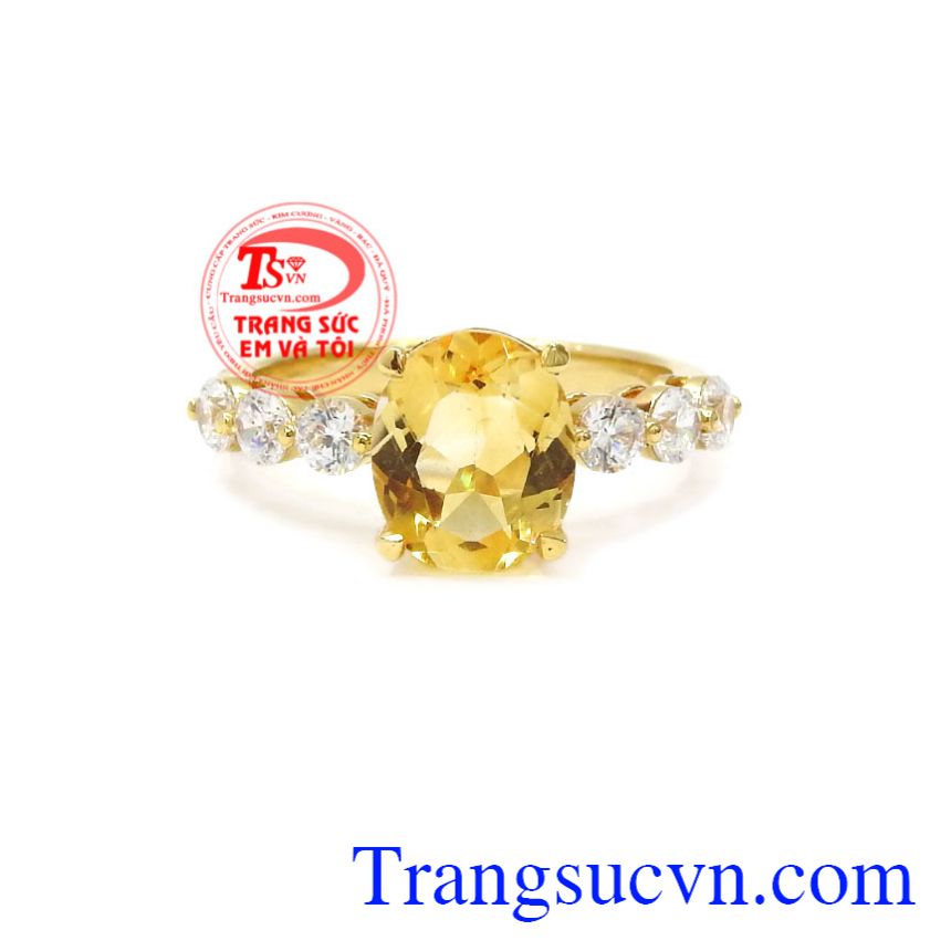 Nhẫn nữ vàng thạch anh vàng không chỉ là món trang sức làm đẹp mà còn mang lại nhiều may mắn cho người đeo.