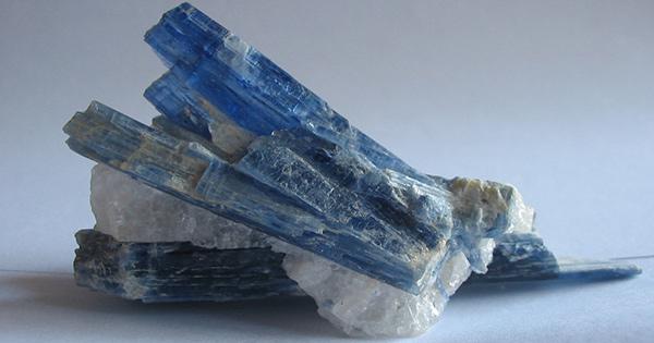 Đá Kyanit thiên nhiên