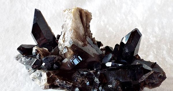 Thạch anh đen tinh thể