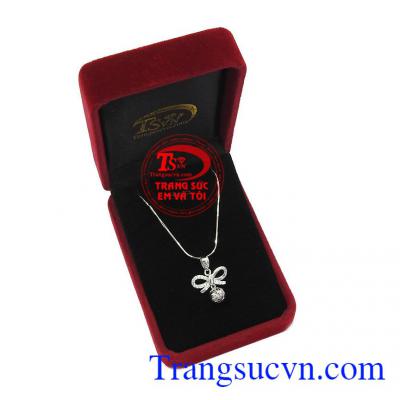 Mặt dây nơ vàng trắng được nhập khẩu từ Hàn Quốc tôn lên vẻ đẹp bạn nữ