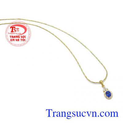 Đá sapphire thiên nhiên cao cấp, quý hiếm, bền vững, là biểu tượng hoàng gia mang vẻ đẹp quyền quý cho người đeo