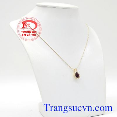Granat thiên nhiên có tác dụng trong phong thủy, mang đến tài lộc, danh vọng cho người dùng,Bộ mặt dây Granat quý phái