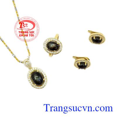 Bộ trang sức saphir sao quý phái là sự kết hợp hài hòa giữa vàng tây sáng bóng cùng đá saphir sao thiên nhiên. 