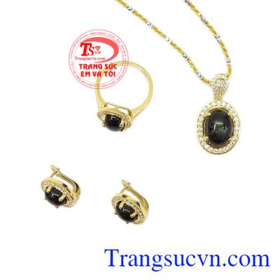 Sản phẩm không chỉ là những món đồ trang sức mà còn có tác dụng trong phong thủy. Bộ trang sức saphir sao quý phái