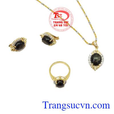 Sản phẩm kết hợp vàng tây cùng đá saphir sao thiên nhiên hợp phong thủy, đem đến sự bình an, may mắn và thịnh vượng. Bộ trang sức saphir sao quý tộc