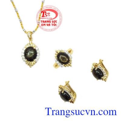 Bộ trang sức saphir sao quý tộc được thiết kế theo phong cách cổ điển, sang trọng và quyến rũ. 