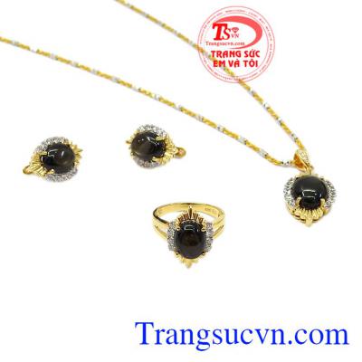 Bộ trang sức mang đến vẻ đẹp cuốn hút cho người dùng, tôn vinh nét đẹp của người phụ nữ. Bộ trang sức saphir sao quý tộc
