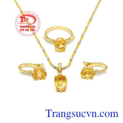 Bộ trang sức vàng nữ Citrine mang lại may mắn cho người đeo.