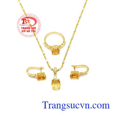 Bộ trang sức vàng nữ Citrine có thể kết hợp với nhiều kiểu quần áo.