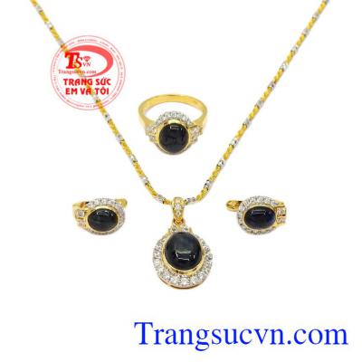 Bộ trang sức vàng Sapphire là bộ sản phẩm kết hợp giữa mặt dây, nhẫn, hoa tai sapphire thiên nhiên.