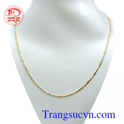 Dây chuyền vàng kết 3 sợi vàng tây gồm 1 sợi vàng trắng,2 sợi vàng màu,bện thành chiếc dây chuyền với ý nghĩa bền vững như kiềng 3 chân" Dì ai nó ngả nó nghiêng lòng ta vẫn vững như kiềng ba chân,Vòng cổ vàng quý phái