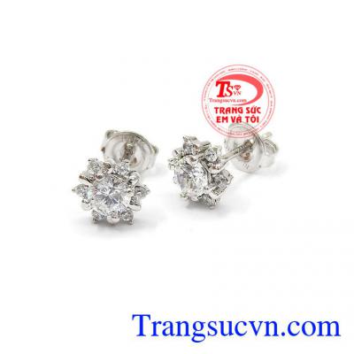 Hoa tai bông hoa vàng trắng tôn lên vẻ đẹp sang trọng, quý phái