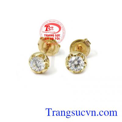 Hoa tai đính đá xinh xắn là sản phẩm vàng tây được chế tác từ vàng 10k, sản xuất theo công nghệ mới của Hàn Quốc