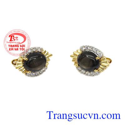 Sản phẩm kết hợp đá saphir cùng vàng tây 14k và đá cz tạo điểm nhấn cho đôi hoa tai càng ấn tượng hơn. Hoa tai saphir sao quý tộc
