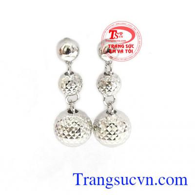 Hoa tai vàng trắng dịu dàng là sản phẩm được thiết kế độc đáo sang trọng, thời trang