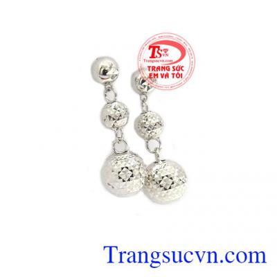 Hoa tai vàng trắng mang lại nét dịu dàng , thanh lịch, sang trọng cho người đeo