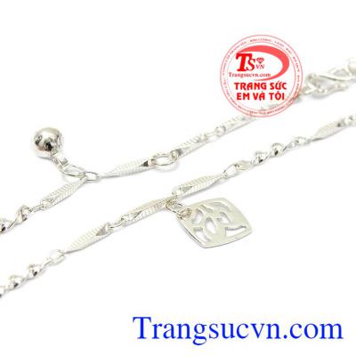Từng chi tiết kết hợp hài hòa càng giúp cho sản phẩm hoàn hảo hơn. Lắc chân bạc ấn tượng