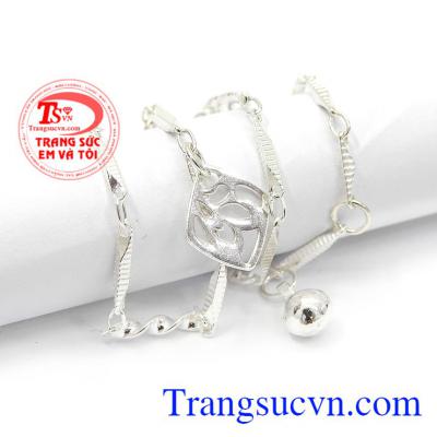 Sản phẩm thích hợp với nhiều trang phục. Lắc chân bạc ấn tượng