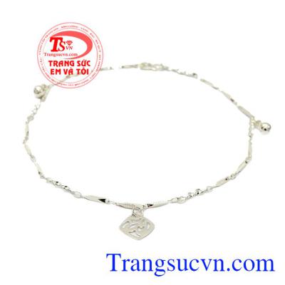 Lắc chân bạc ấn tượng được thiết kế với các đường nét độc đáo. 