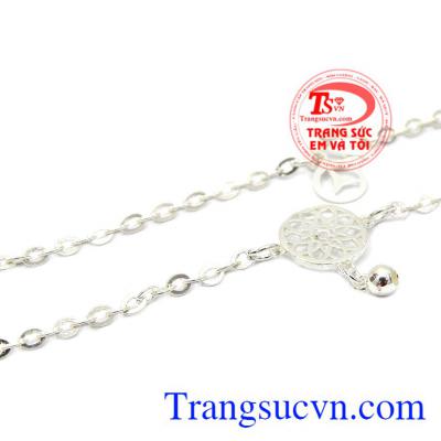 Lắc chân bạc bình an được thiết kế với hình dreamcatcher, biểu tượng của sự bảo vệ.