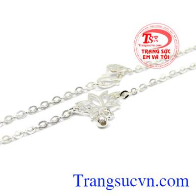 Lắc chân thích hợp với nhiều trang phục. Lắc chân bạc hoa sen