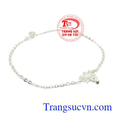 Sản phẩm không quá cầu kỳ nhưng đem lại cho người dùng cảm giác thoải mái, nhẹ nhàng. Lắc chân bạc hoa sen