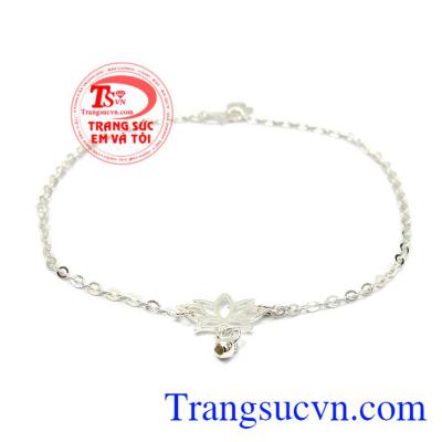 Lắc chân bạc hoa sen được thiết kế cách tinh tế, thanh lịch. 