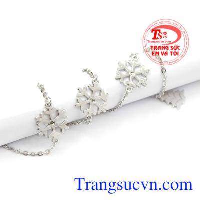 Thiết kế vô cùng sang trọng, ấn tượng phù hợp với nhiều độ tuổi. Lắc chân bông tuyết trắng