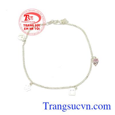 Lắc chân nữ dịu dàng được thiết kế tinh tế giúp đôi chân của phụ nữ càng thêm uyển chuyển.