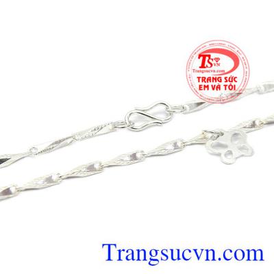 Sản phẩm vừa giúp hoàn thiện trang phục vừa bảo vệ sức khỏe. Lắc chân nữ phong cách