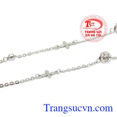 Sản phẩm chế tác từ vàng trắng 10k bền đẹp. Lắc chân nữ vàng trắng may mắn