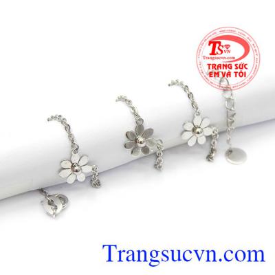 Thiết kế trẻ trung với các bông hoa nhí làm điểm nhấn tạo nên một sản phẩm cuốn hút. Lắc chân vàng rực rỡ