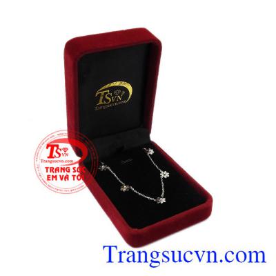 Lắc chân vàng giúp tôn lên vẻ đẹp của người dùng. Lắc chân vàng rực rỡ