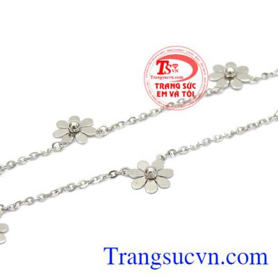 Lắc chân vàng rực rỡ được nhập khẩu từ Hàn Quốc với kiểu dáng tinh tế, hợp thời trang.