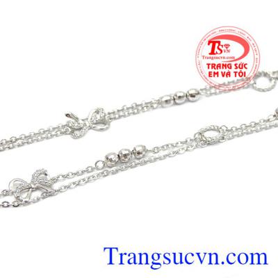 Sản phẩm chế tác vàng tây 10k sáng bóng giúp cho đôi chân của người phụ nữ càng thêm yêu kiều. Lắc chân vàng trắng dễ thương