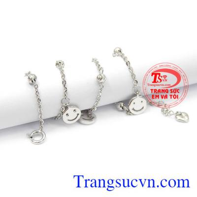 Lắc chân có thể kết hợp cùng nhiều kiểu trang phục và phù hợp với nhiều lứa tuổi. Lắc chân vàng trắng hạnh phúc