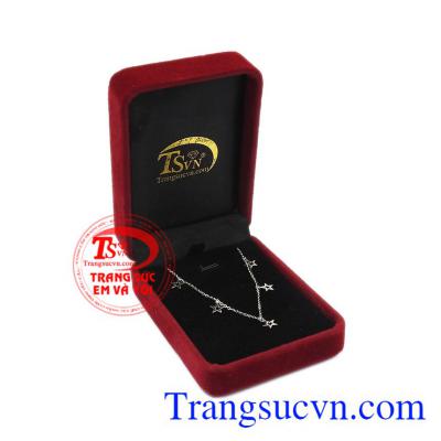 Lắc chân thích hợp với nhiều kiểu trang phục. Lắc chân vàng trắng phong cách