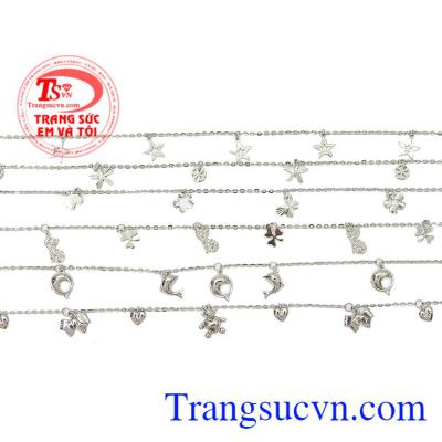 Sản phẩm chế tác vàng trắng 10k sáng bóng, bền đẹp. Lắc chân vàng trắng phong cách