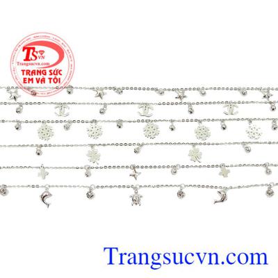 Thiết kế trẻ trung, phong cách thích hợp với nhiều kiểu trang phục. Lắc chân vàng trắng thời trang