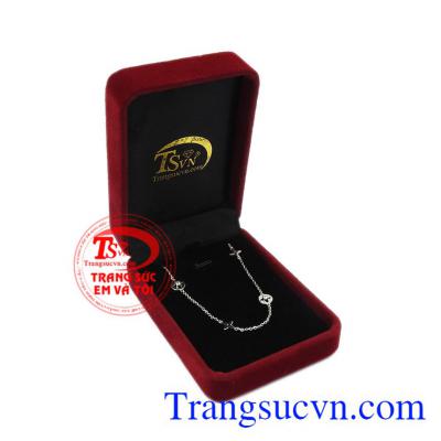 Sản phẩm được chế tác từ vàng tây 10k bền đẹp. Lắc chân vàng trắng tinh tế