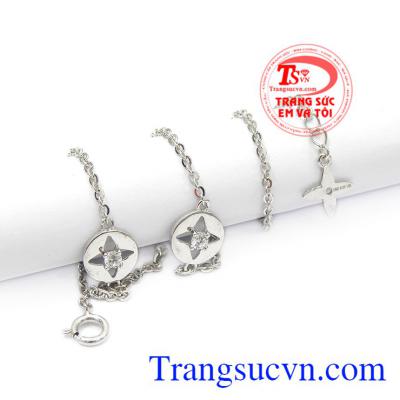 Thiết kế nhẹ nhàng, thanh thoát giúp từng bước chân của người dùng càng thêm lôi cuốn. Lắc chân vàng trắng tinh tế