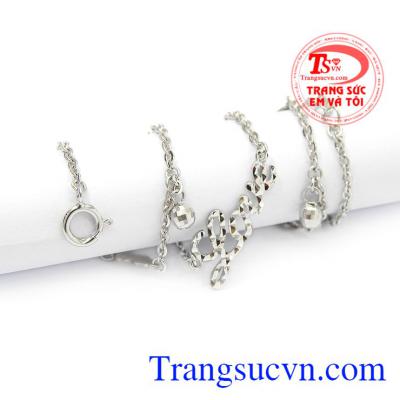 Sản phẩm được nhập khẩu từ Hàn Quốc, mang phong cách vô cùng duyên dáng và yêu kiều. Lắc chân vàng trắng yêu thương