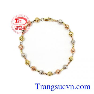 Với thiết kế đơn giản và phay vàng bắt sáng làm tăng vẻ nổi bật cho sản phẩm,Lắc tay bi nữ vàng