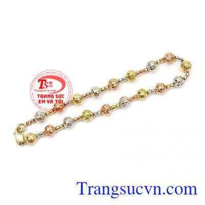 Sự kết hợp giữa 3 loại vàng trắng, vàng màu và vàng hồng giúp cho sản phẩm trở nên trẻ trung và năng động hơn,Lắc tay bi nữ vàng