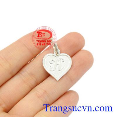 Mặt dây chữ bạc là món quà dễ thương dành cho người thân và bạn bè.