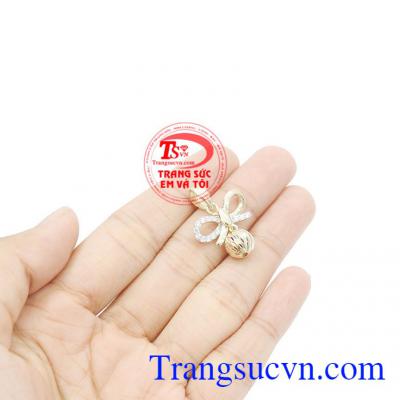 Mặt dây chuyền nữ vàng dễ kết hợp cùng nhiều kiểu dây chuyền vàng